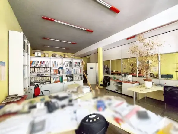 #24199 Ufficio con magazzino e parcheggi