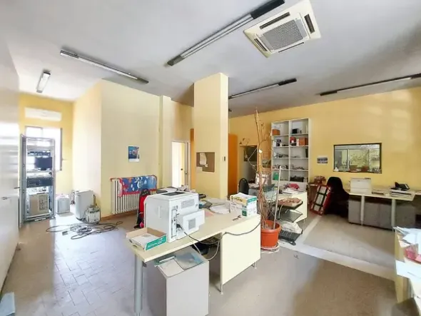#24199 Ufficio con magazzino e parcheggi