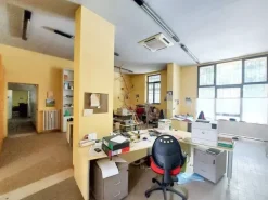 #24199 Ufficio con magazzino e parcheggi