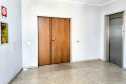 #2537495 Ufficio con posti auto coperti e depositi