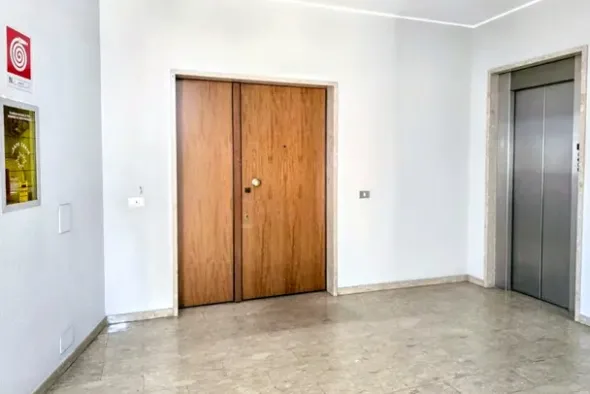 #2537495 Ufficio con posti auto coperti e depositi