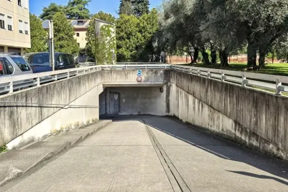 #2537495 Ufficio con posti auto coperti e depositi