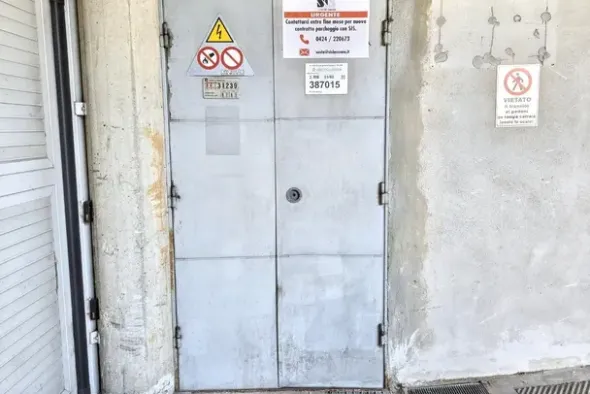 #2537495 Ufficio con posti auto coperti e depositi
