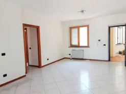 #14750 Ufficio e abitazione con cantina e posti auto