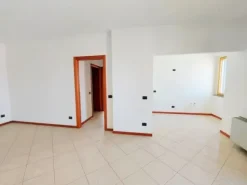 #14750 Ufficio e abitazione con cantina e posti auto