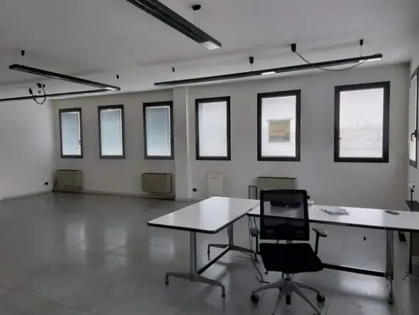 #12102 Ufficio in complesso condominiale con posto auto e deposito