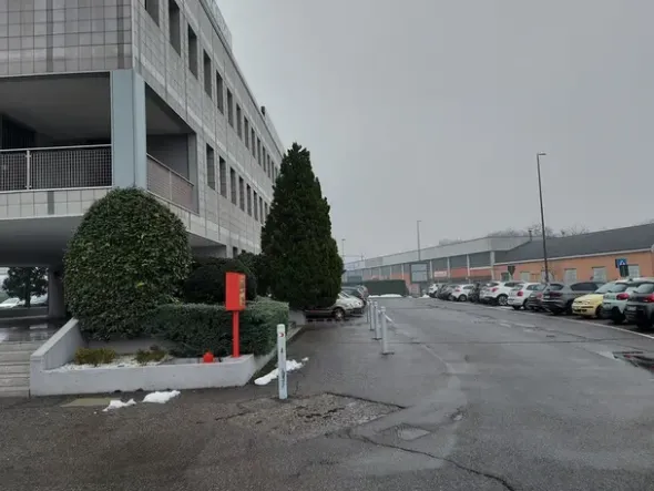 #12102 Ufficio in complesso condominiale con posto auto e deposito