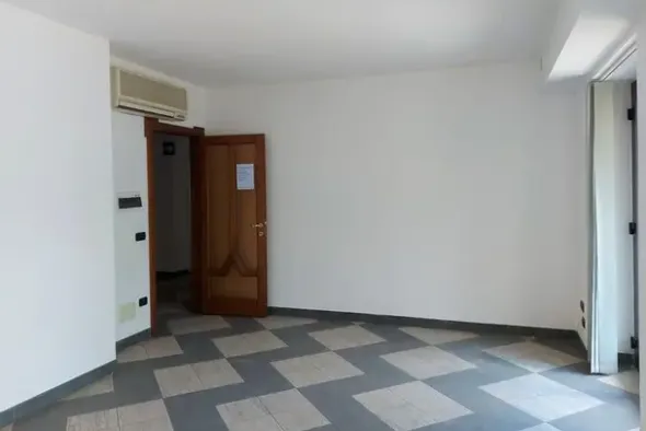 #14751 Ufficio piano primo con balcone e terrazzo