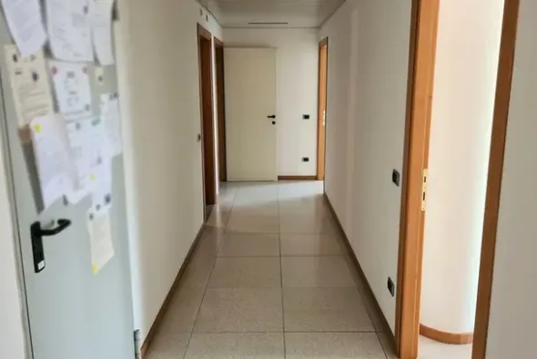 #21161 Ufficio piano secondo e due posti auto coperti