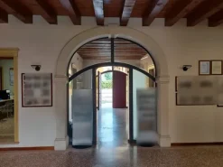 #11175 Uffici su tre piani e parcheggi privati