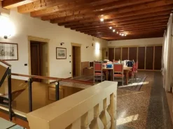 #11175 Uffici su tre piani e parcheggi privati