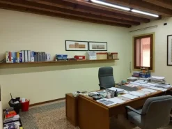 #11175 Uffici su tre piani e parcheggi privati