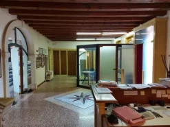 #11175 Uffici su tre piani e parcheggi privati