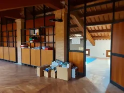 #11175 Uffici su tre piani e parcheggi privati
