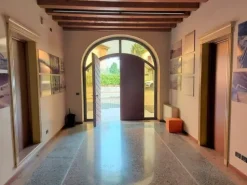#11175 Uffici su tre piani e parcheggi privati