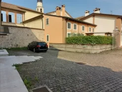 #11175 Uffici su tre piani e parcheggi privati