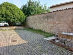 #11175 Uffici su tre piani e parcheggi privati