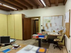 #11175 Uffici su tre piani e parcheggi privati