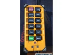 Una macchina frutteto multifunzionale controllata da un telecomando con accessori