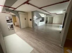 #13926 Unità commerciale su quattro piani