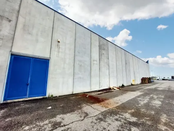 #23942 Unità direzionale con magazzino e ampia area esterna