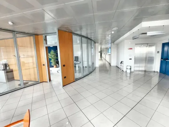 #23942 Unità direzionale con magazzino e ampia area esterna