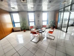 #23942 Unità direzionale con magazzino e ampia area esterna