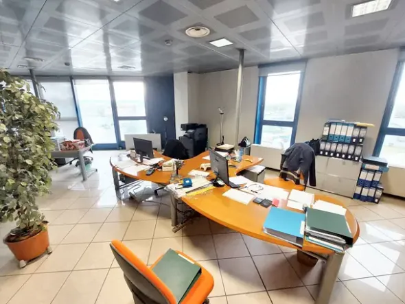 #23942 Unità direzionale con magazzino e ampia area esterna