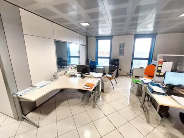 #23942 Unità direzionale con magazzino e ampia area esterna