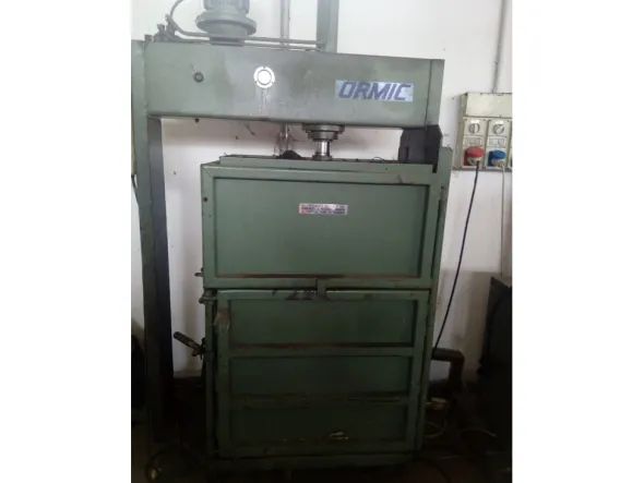 Vendo imballatrice verticale per compattare materie prime ingombranti