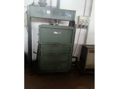 Vendo imballatrice verticale per compattare materie prime ingombranti