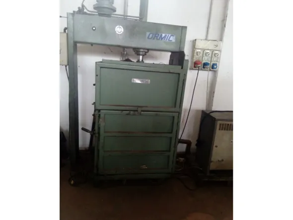Vendo imballatrice verticale per compattare materie prime ingombranti