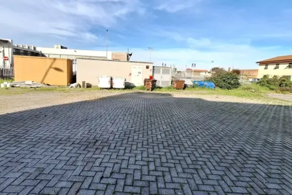 #23465 Venti uffici in blocco con posti auto scoperti