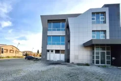 #23465 Venti uffici in blocco con posti auto scoperti