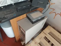 1#8374 Vetrina frigo per frollatura, tavolo in Teflon e attrezzature varie