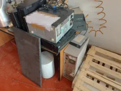 1#8374 Vetrina frigo per frollatura, tavolo in Teflon e attrezzature varie
