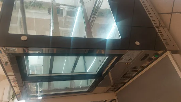 Vetrina pasticceria positiva